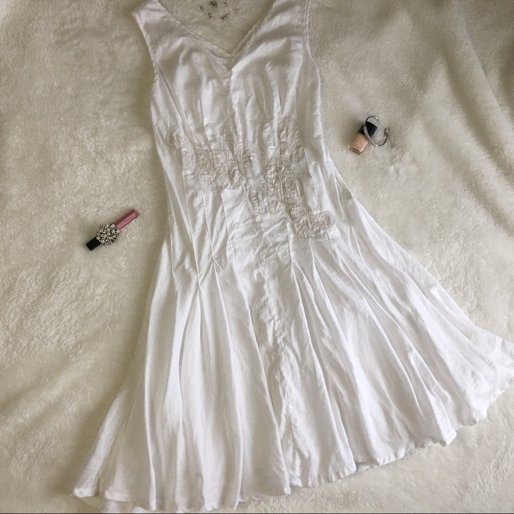 🆕{BGN Studio} White Linen dress + metallic detail - Picture 1 of 8